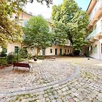 Cozy & Green Downtown Residence